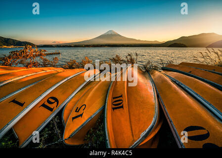Mt. Fuji sul Lago Kawaguchiko con barche al tramonto in Fujikawaguchiko, Giappone. Foto Stock