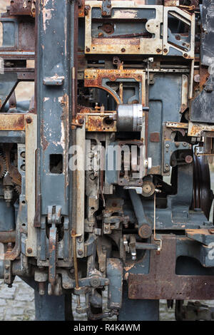 Vecchio arrugginito macchina da stampa complesso meccanismo di metallo Foto Stock