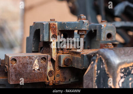 Vecchio arrugginito macchina da stampa complesso meccanismo di metallo Foto Stock