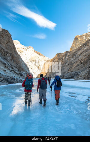 Il Chadar Trek o la Zanskar Gorge è un sentiero invernale in Zanskar regione del Ladakh, nello stato indiano del Jammu e Kashmir. Foto Stock