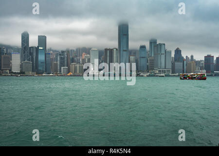 Scenic nuvole basse su Hong Kong Central skyline visto da Kowloon Public Pier. Hong Kong, Gennaio 2018 Foto Stock