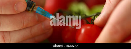 Cuocere in cucina introduce ingrediente segreto Foto Stock