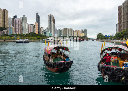 Giro in Sampan è una popolare attività turistica per esplorare Aberdeen porto e il villaggio galleggiante dove le persone vivono sulla casa barche, Aberdeen, Hong Kong Foto Stock