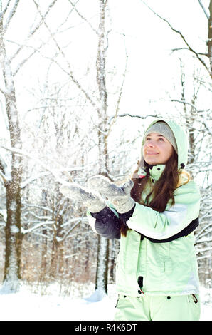 Donna in inverno con magic snowball Foto Stock