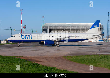 BMI British Midland Airbus A321-231 eseguendo il motore gira nel grembiule 4. Foto Stock