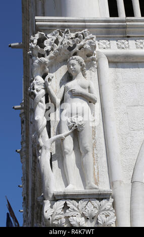 L'Italia. Venezia. Il Palazzo del Doge. Stile gotico veneziano. Adamo ed Eva. Dettaglio della vigilia. Da Antonio Rizzo (1439-1499). Regione del Veneto. Foto Stock