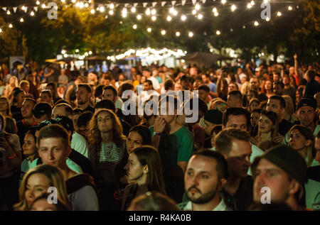 KIEV-11 luglio,2018: grande folla di giovani studenti sulla festa evento estivo Festival Bazar all'esterno. Un gruppo di appassionati di musica su intrattenimento notturno festival en Foto Stock