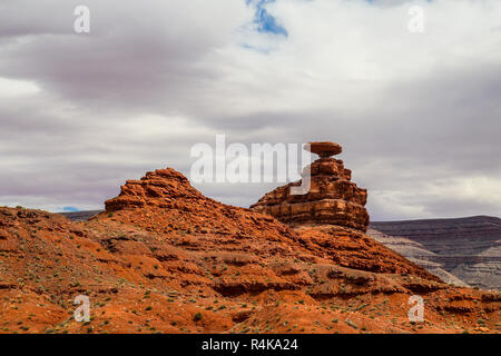 Mexican Hat rock nel deserto di oljato monument valley alla frontiera in Arizona e utah nel west americano Foto Stock