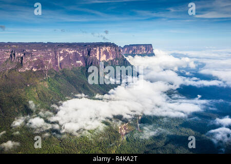 Vista da Roraima tepui sui tepui Kukenan alla nebbia - Venezuela, America Latina Foto Stock