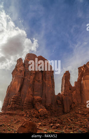 Basso angolo di vista di arenaria buttes nel deserto di oljato monument valley alla frontiera in Arizona e utah nel west americano Foto Stock