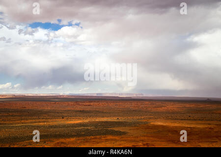 Vista dell'altopiano del Colorado nel deserto di oljato monument valley alla frontiera in Arizona e utah nel west americano Foto Stock