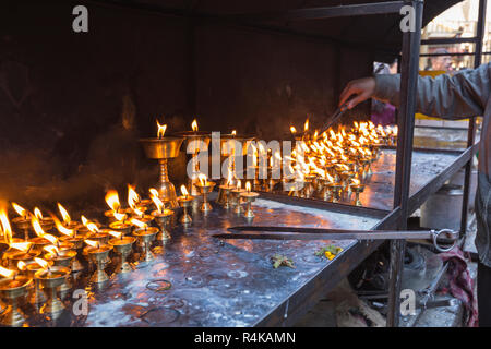 Candele a swayambhunath temple a Kathmandu in Nepal Foto Stock