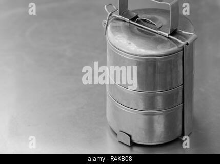 Vecchio ACCIAIO INOSSIDABILE scatola di pranzo Foto Stock