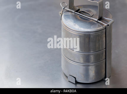 Vecchio ACCIAIO INOSSIDABILE scatola di pranzo Foto Stock