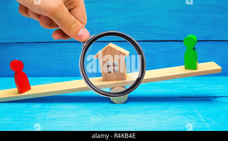 Figure in legno sulla bilancia il chiarimento di proprietà della casa, immobiliari. corte. rivali nell'azienda. concorrenza. concetto di successo e pow Foto Stock