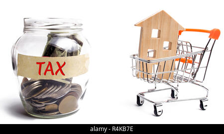 Vaso di vetro con le monete e la tassa di iscrizione e la casa. Il pagamento e il rimborso delle imposte per lo stato. Imposta fondiaria e immobiliare.L'accumulo di Foto Stock
