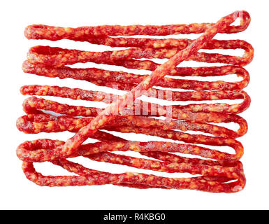 Thin salsicce affumicate isolati su sfondo bianco. Kabanos salsiccia. Vista superiore, flatlay Foto Stock