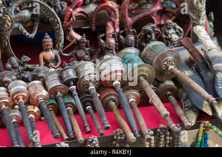 Preghiera nepalese ruote a Swayambhunath Stupa di Kathmandu in Nepal Foto Stock