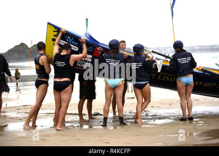 Navigare su barche in azione con Surf life saver equipaggi Towan Beach, Cornwall, Regno Unito. Foto Stock