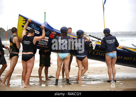 Navigare su barche in azione con Surf life saver equipaggi Towan Beach, Cornwall, Regno Unito. Foto Stock