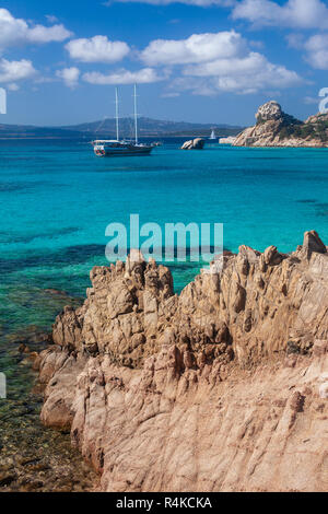 Incredibile azzurro chiaro l'acqua di mare con yacht in Sardegna, Italia. Sullo sfondo della natura Foto Stock