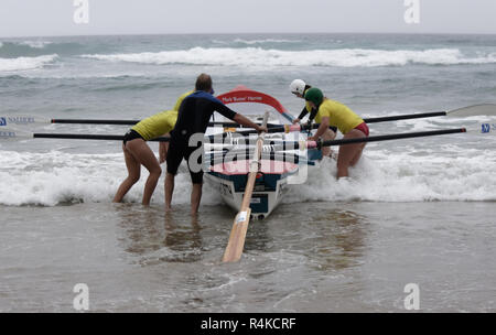 Navigare su barche in azione con Surf life saver equipaggi Towan Beach, Cornwall, Regno Unito. Foto Stock