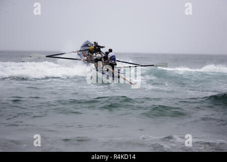 Navigare su barche in azione con Surf life saver equipaggi Towan Beach, Cornwall, Regno Unito. Foto Stock