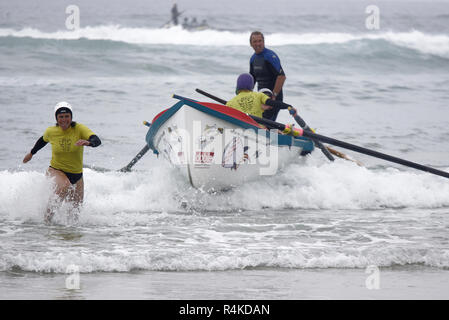 Navigare su barche in azione con Surf life saver equipaggi Towan Beach, Cornwall, Regno Unito. Foto Stock