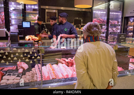 I clienti che acquistano la carne al macellaio di La Grande Épicerie de Paris, Parigi, Francia Foto Stock