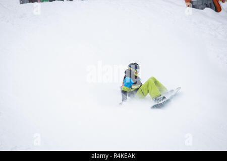 BUKOVEL,Ucraina-20 Marzo,2018: snowboard contest in winter park.giovani atleti competere in Snowboard.Cool sport estremo la concorrenza per la gioventù Foto Stock