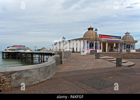 Cromer Pier, un archetipo British molo nel North Norfolk città di Cromer, Regno Unito Foto Stock