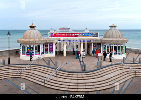 Cromer Pier, un archetipo British molo nel North Norfolk città di Cromer, Regno Unito Foto Stock