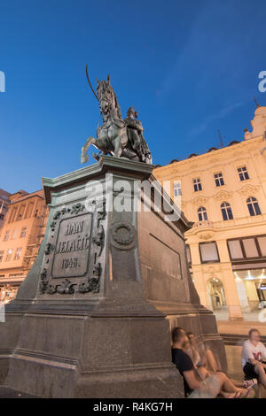 Zagabria, Croazia - 09 ottobre 2018: piazza principale di Zagabria con Ban Josip Jelacic statua e degli edifici circostanti su una serata bagnata. Foto Stock