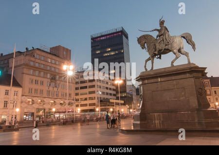 Zagabria, Croazia - 09 ottobre 2018: piazza principale di Zagabria con Ban Josip Jelacic statua e degli edifici circostanti su una serata bagnata. Foto Stock