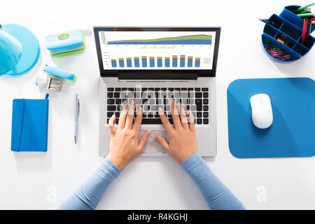 Donna analizzando il grafico Foto Stock