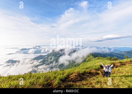 I turisti in natura sulla montagna Foto Stock