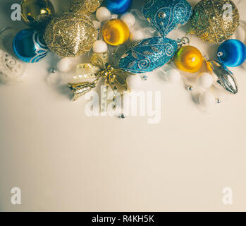 Vista dall'alto di decorazioni di Natale impostato su bianco Foto Stock