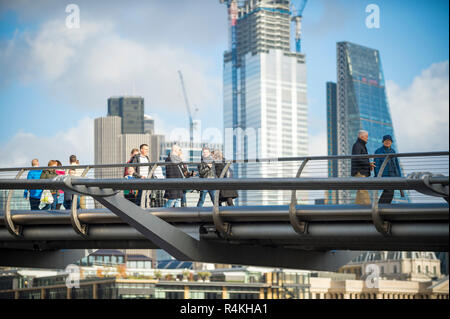 Londra - 10 novembre 2018: pedoni attraversano il Millennium Bridge di fronte alcuni dei 13 previsti grattacieli in costruzione nella città. Foto Stock