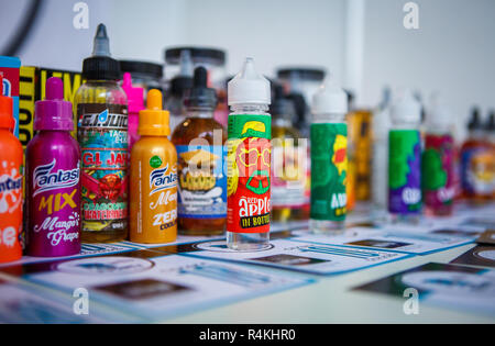 KIEV,Ucraina-27 Ottobre,2018: acquista nuovo succo vape liquido a Vape Expo store. Colorato contenitore in plastica con e-liquido sulla vendita in negozio. Bottiglie con e-j Foto Stock