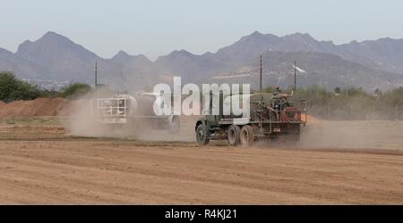 Avieri e civili dalla 355Ingegneria Civile Squadron ricevere spedizioni di macchinari pesanti e Air Force dispiegabili airbase sistemi o di DABS, dal 355disponibilità logistica Squadron in città Sunglow, Davis-Monthan Air Force Base in Arizona, su nov. 1, 2018. Sunglow City è una serie di tende costruito per alloggiare elementi di servizio a sostegno del funzionamento fedeli Patriot. Foto Stock