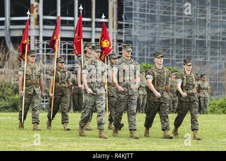 I comandanti di compagnia e guidon portatori marzo durante la ridesignazione cerimonia del reggimento della Sede Centrale per la lotta contro la logistica reggimento 37, terzo Marine Logistics Group su Camp Kinser, Okinawa, in Giappone, nov. 2, 2018. Nonostante il cambiamento di titolo, la funzione di CLR-37 continuerà a servizio di terza MLG per fornire logistiche elementi di combattimento per III Marine Expeditionary Force. Foto Stock