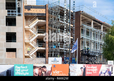 Nuovi appartamenti in costruzione in Crawley Sussex Foto Stock