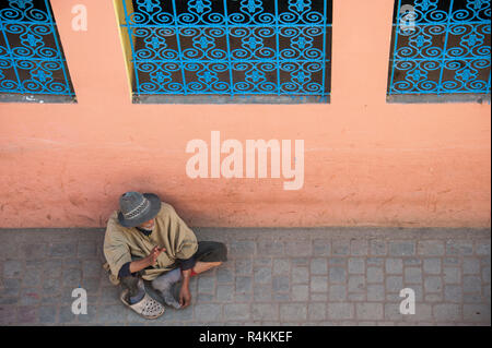 18-04-11. Marrakech, Marocco. Un mendicante nella medina, fotografato dal di sopra. Foto © Simon Grosset / Q Fotografia Foto Stock