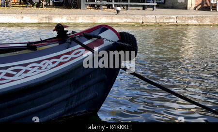 La luce diurna medium shot della barca ormeggiata su canal fiume nel villaggio nel Northamptonshire, Inghilterra Foto Stock