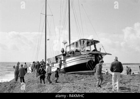 Lo yacht Albertine da Amburgo lavato sulla spiaggia di Hastings in East Sussex nel 1989. Foto Stock