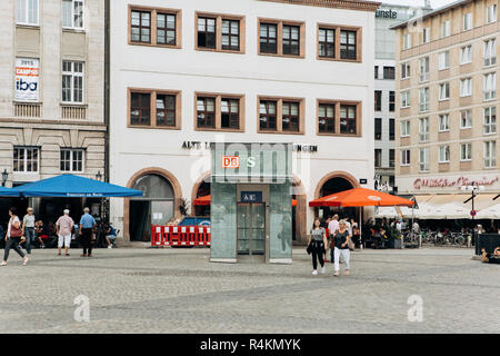 Germania, Lipsia, Ottobre 6, 2018: Dalla piazza della città di Lipsia. La vita di tutti i giorni. La gente a piedi attraverso la zona pedonale. Vicino a negozi e caffetterie. Nel centro dell'ascensore per scendere verso il basso la metropolitana Foto Stock