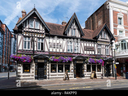 Tini di filtrazione e cucina microbirrificio e pub (brewpub) in un edificio storico in stile Tudor inn edificio in Portsmouth, Hampshire, Inghilterra, Regno Unito. Foto Stock