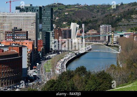 Vista sul Ponte Zubizuri da Santiago Calatrava e il fiume Nervion, Bilbao, Biscaglia, Euskadi, Spagna Foto Stock