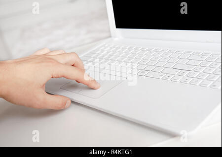 Man mano la digitazione sulla tastiera bianco dalle dita. bianco stile technics di area di lavoro Foto Stock