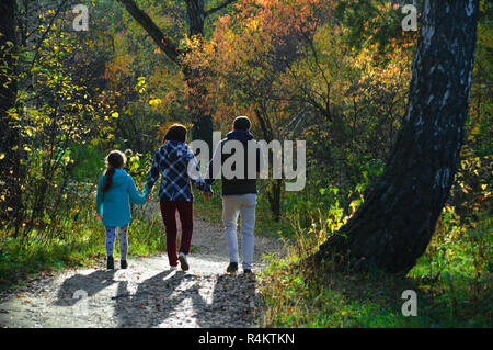 La famiglia passeggiate nella foresta di autunno. Foto Stock